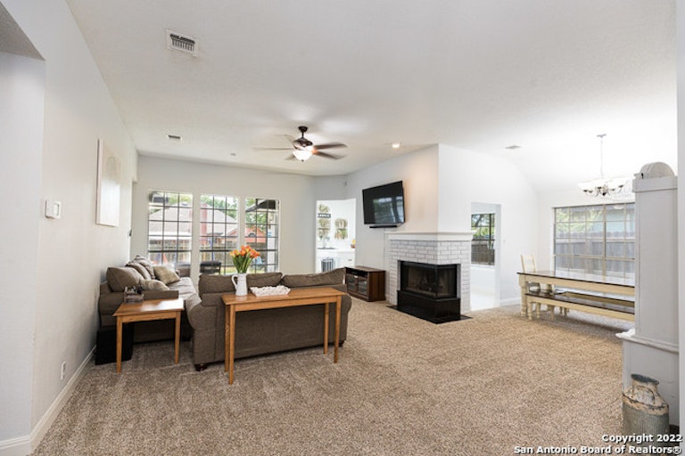 Photo 4 of 40 - 5207 Pine Lake Dr, San Antonio, TX 78244
