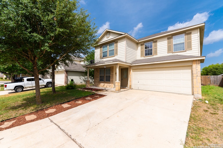 Photo 2 of 25 - 7915 Oakwood Pne, San Antonio, TX 78254