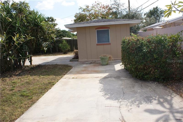 Photo 14 of 25 - 600 Harbor Dr S, Venice, FL 34285