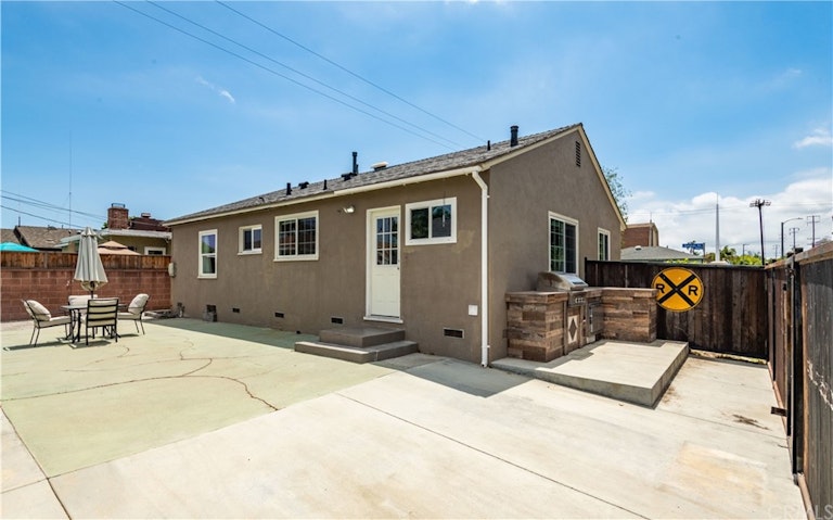 Photo 25 of 42 - 3954 Senasac Ave, Long Beach, CA 90808