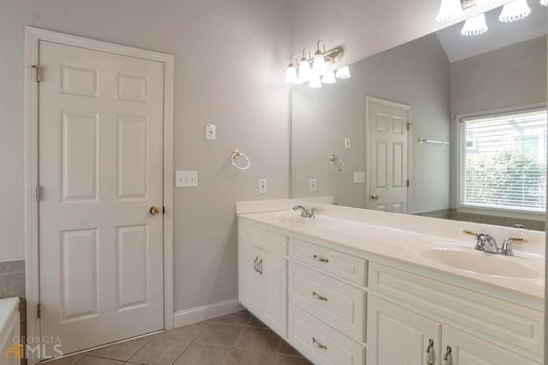 Photo 16 of 44 - 1122 Cayuga Ct, Dacula, GA 30019