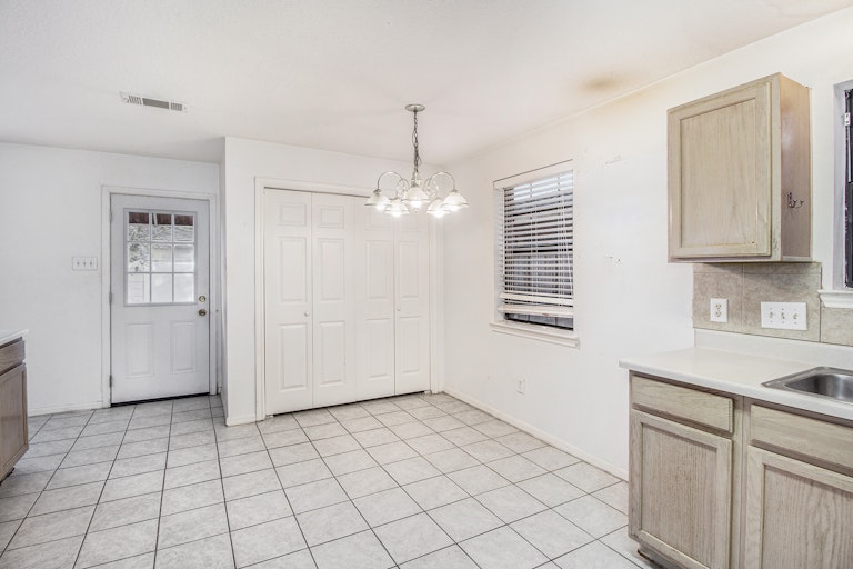 Photo 9 of 17 - 8613 Mapletwist St, Houston, TX 77083
