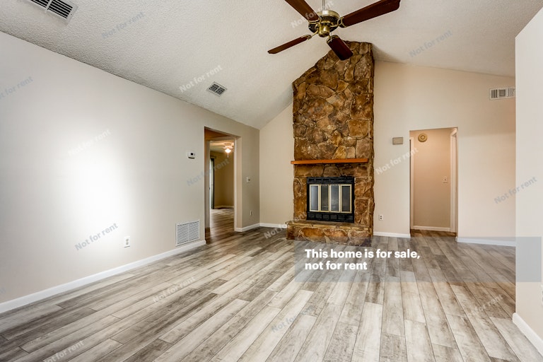 Photo 8 of 30 - 8362 Sunflower Ct, Jacksonville, FL 32244
