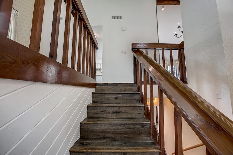 Photo 21 of 50 - 8103 Shiloh Ct, Austin, TX 78745