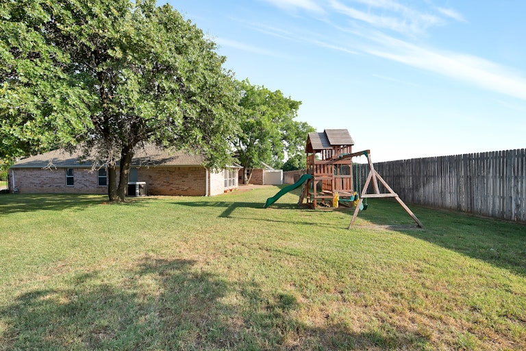 Photo 31 of 35 - 8800 Thorndale Ct, North Richland Hills, TX 76182