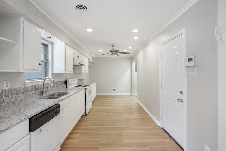 Photo 3 of 25 - 1241 King Dr, Bedford, TX 76022