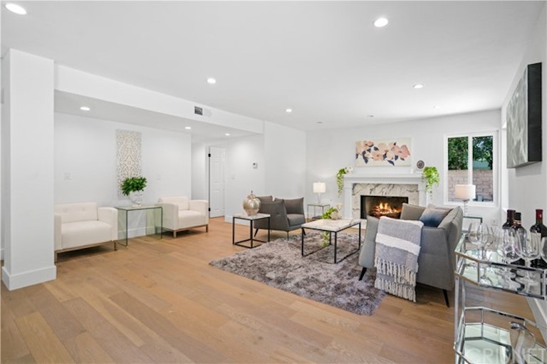Photo 23 of 43 - 11905 Andasol Ave, Granada Hills, CA 91344