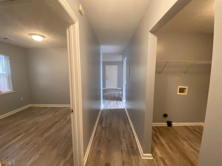 Photo 2 of 7 - 967 Metropolitan Pkwy SW, Atlanta, GA 30310