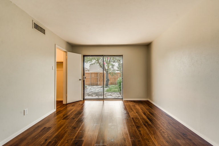 Photo 3 of 32 - 13740 Flagstone Ln, Dallas, TX 75240