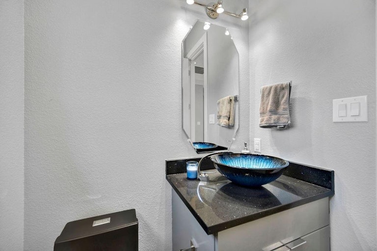 Photo 24 of 31 - 4806 Lynnacre Dr, Dallas, TX 75211