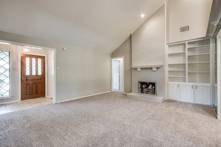 Photo 9 of 27 - 2618 Meadowridge Dr, Garland, TX 75044