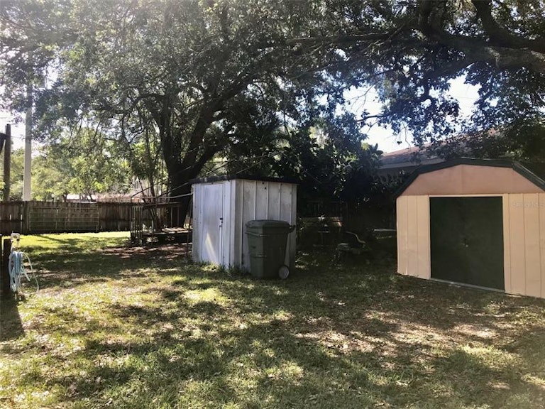 Photo 19 of 25 - 1353 N Lockwood Ridge Rd, Sarasota, FL 34237