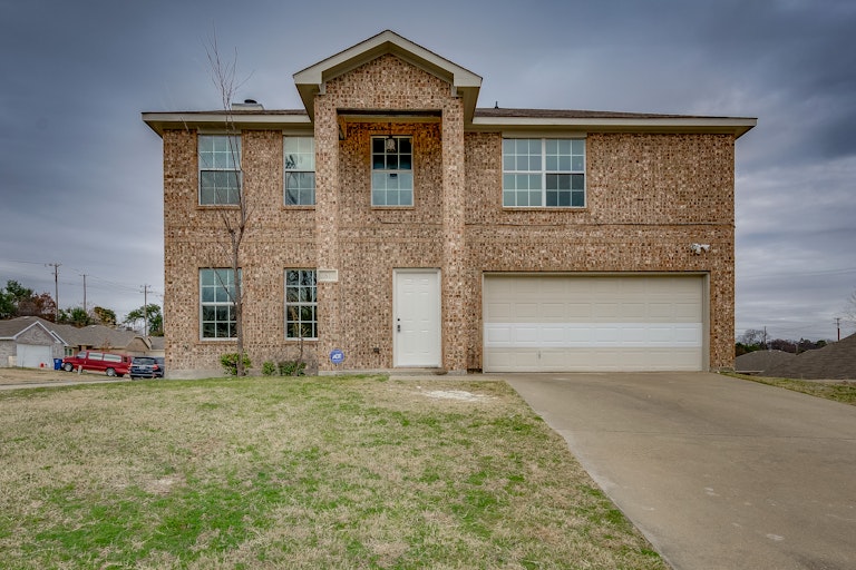 Photo 1 of 24 - 2909 Victorian Forest Dr, Dallas, TX 75227
