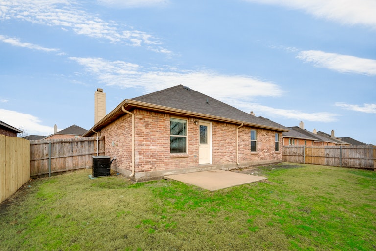 Photo 6 of 23 - 536 Laurel Ln, Fate, TX 75087
