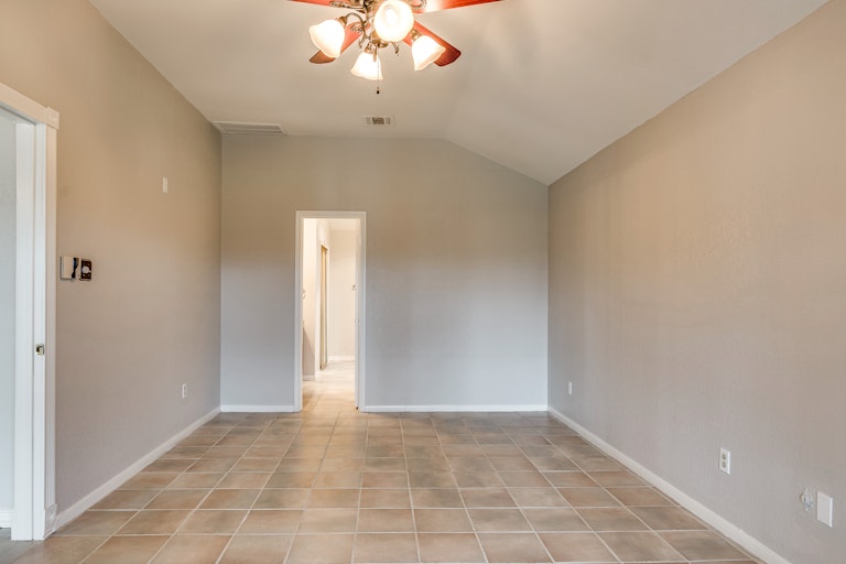 Photo 16 of 23 - 505 Country View Ln, Garland, TX 75043