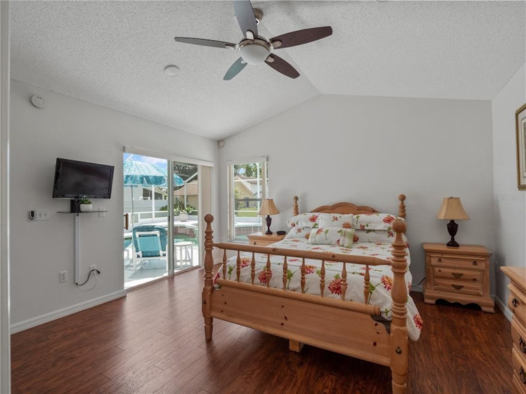 Photo 17 of 40 - 1026 Lake Davenport Blvd, Davenport, FL 33897