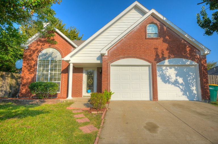 Photo 1 of 25 - 112 Marshall Dr, Cedar Hill, TX 75104