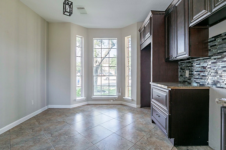 Photo 9 of 30 - 1134 Park Breeze Ct, Fresno, TX 77545