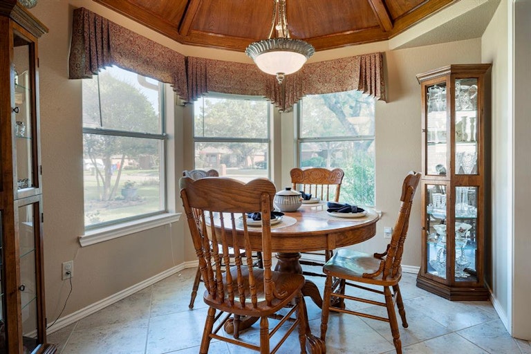 Photo 9 of 24 - 2206 Timberline Dr, Carrollton, TX 75007
