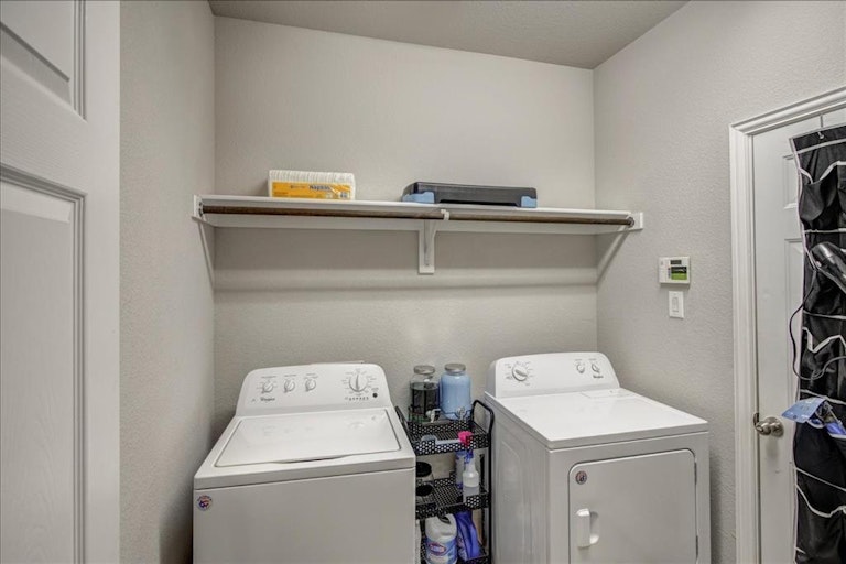 Photo 19 of 40 - 6413 Glenwick Dr, Fort Worth, TX 76123
