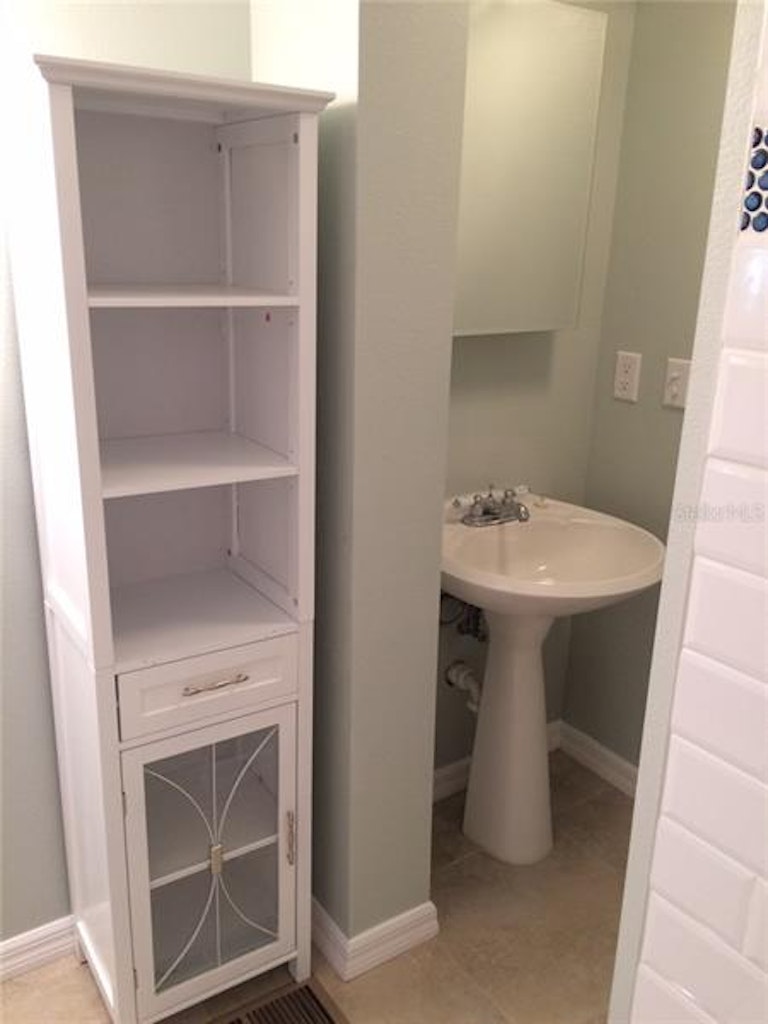 Photo 11 of 17 - 3703 2nd Avenue Dr E, Palmetto, FL 34221