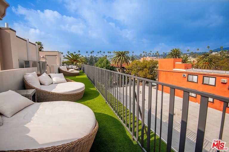 Photo 18 of 23 - 1806 N Gramercy Pl Unit PH2, Los Angeles, CA 90028