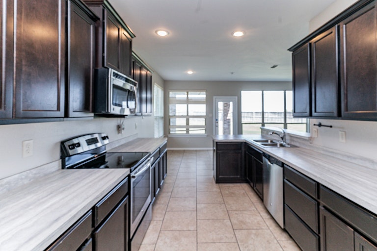 Photo 8 of 29 - 11112 Dunlavin Ct, Haslet, TX 76052
