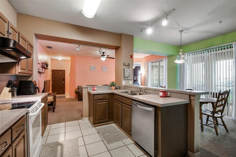 Photo 11 of 25 - 5035 Sunridge Palms Dr #102, Tampa, FL 33617