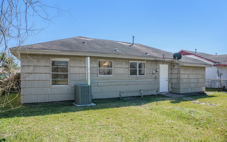 Photo 4 of 15 - 3115 Dacca Dr, Houston, TX 77051