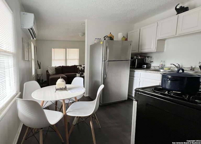 Photo 6 of 19 - 626 Corliss, San Antonio, TX 78220