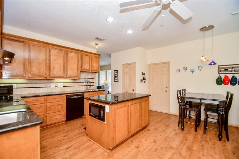 Photo 10 of 34 - 7702 Flax Dr, Houston, TX 77071