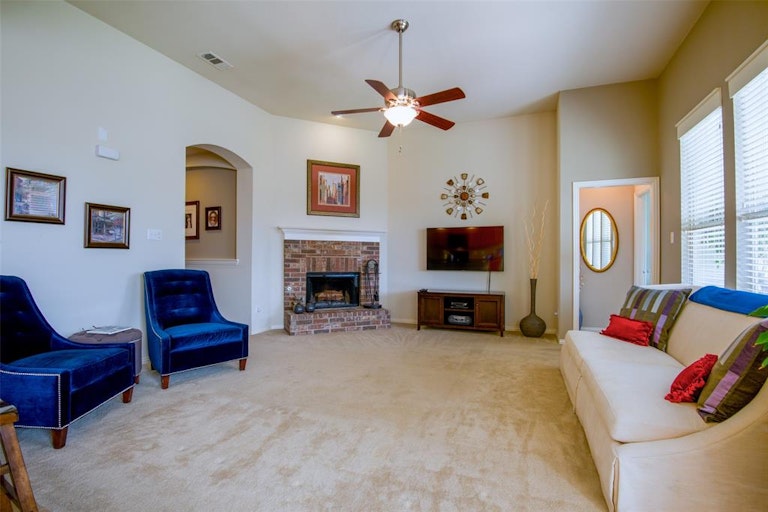 Photo 4 of 29 - 328 Turnstone Dr, Little Elm, TX 75068