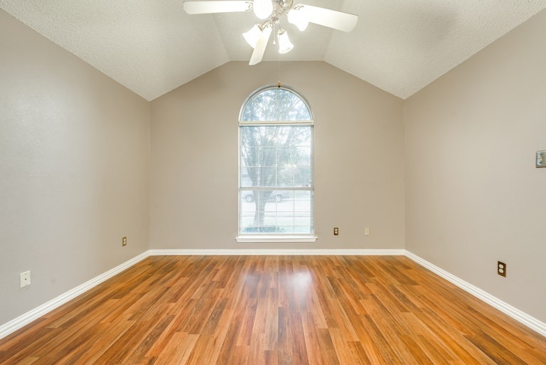 Photo 10 of 30 - 2516 Helen Ln, Mesquite, TX 75181