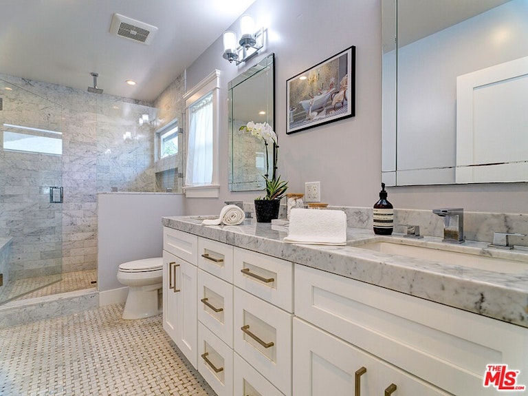 Photo 13 of 26 - 7404 Kentwood Ave, Los Angeles, CA 90045