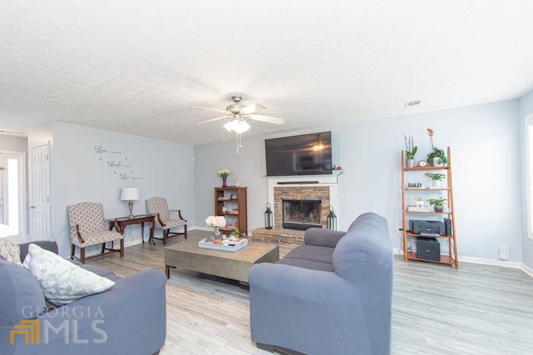 Photo 4 of 19 - 3296 Bridle Brook Dr, Auburn, GA 30011