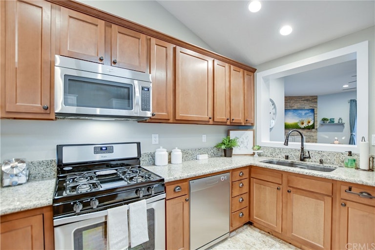 Photo 18 of 50 - 1986 Peyton Rd, La Verne, CA 91750