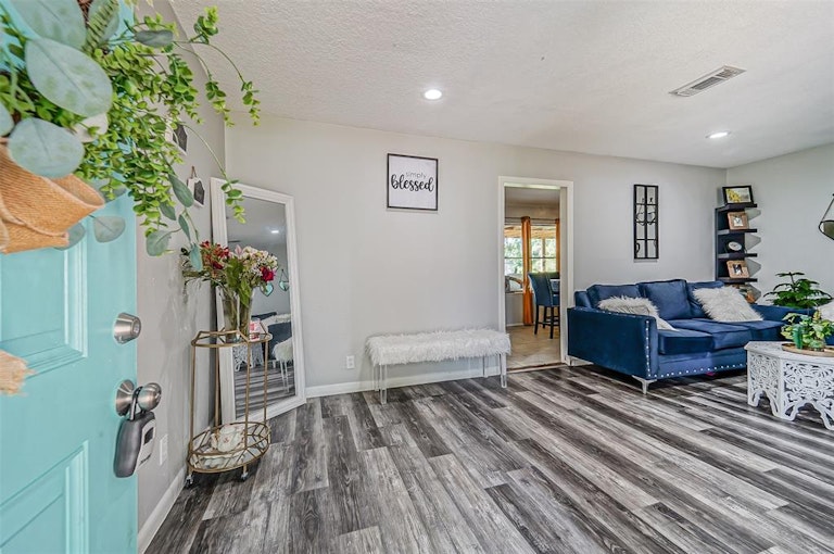 Photo 3 of 20 - 2401 Estate Dr, Deer Park, TX 77536