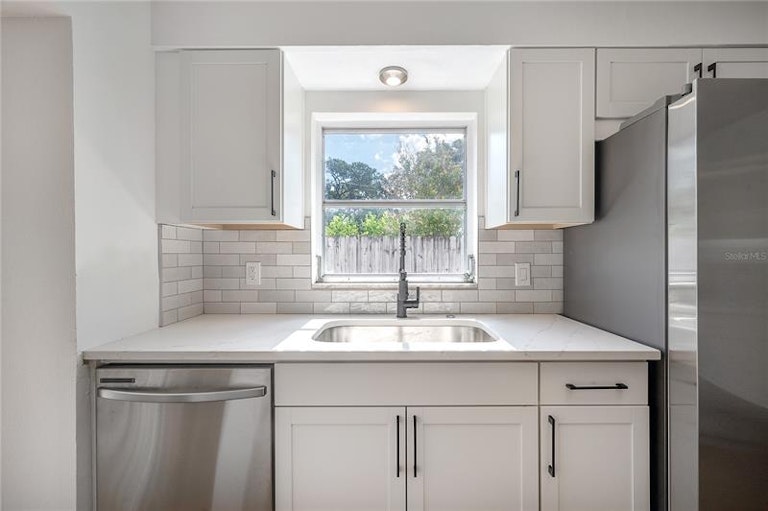 Photo 12 of 42 - 2503 Thornbrook Pl, Tampa, FL 33618