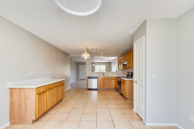 Photo 8 of 18 - 8015 W Pioneer St, Phoenix, AZ 85043