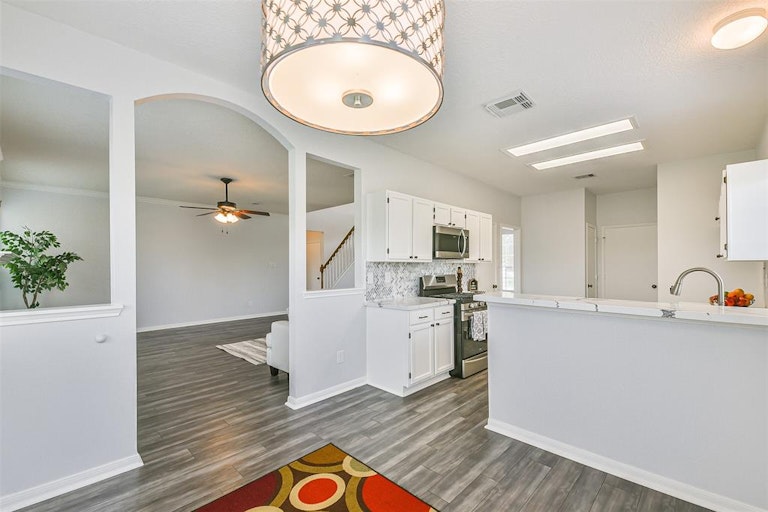 Photo 10 of 34 - 16026 Biscayne Shoals Dr, Friendswood, TX 77546