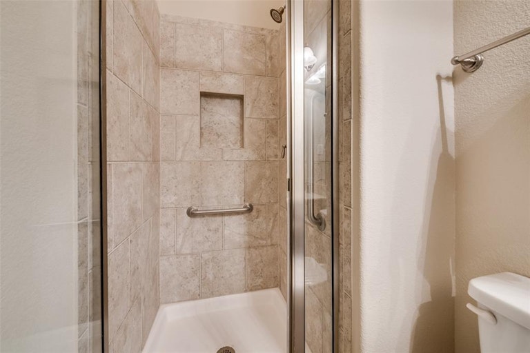 Photo 23 of 38 - 2222 Fallbrooke Dr, Grand Prairie, TX 75050