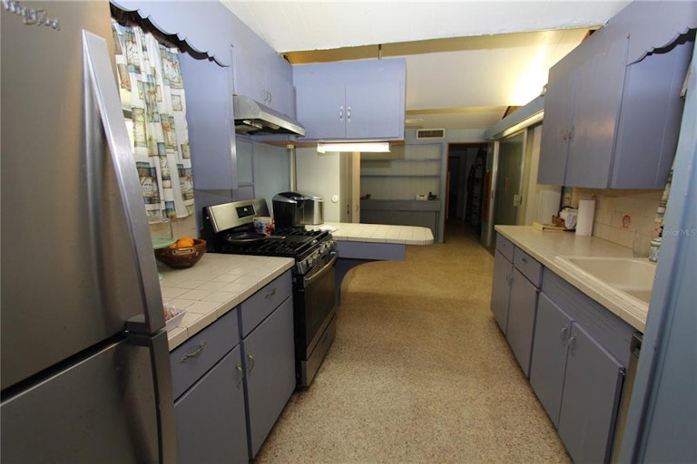 Photo 14 of 23 - 916 31st Ave E, Bradenton, FL 34208