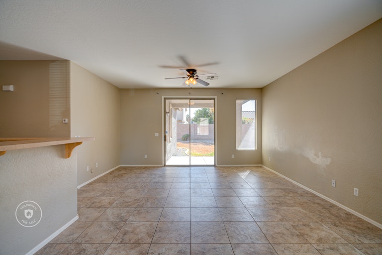Photo 9 of 25 - 15927 W Maui Ln, Surprise, AZ 85379