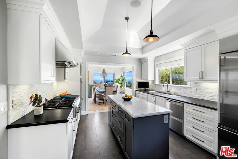 Photo 16 of 54 - 16656 Linda Ter, Pacific Palisades, CA 90272
