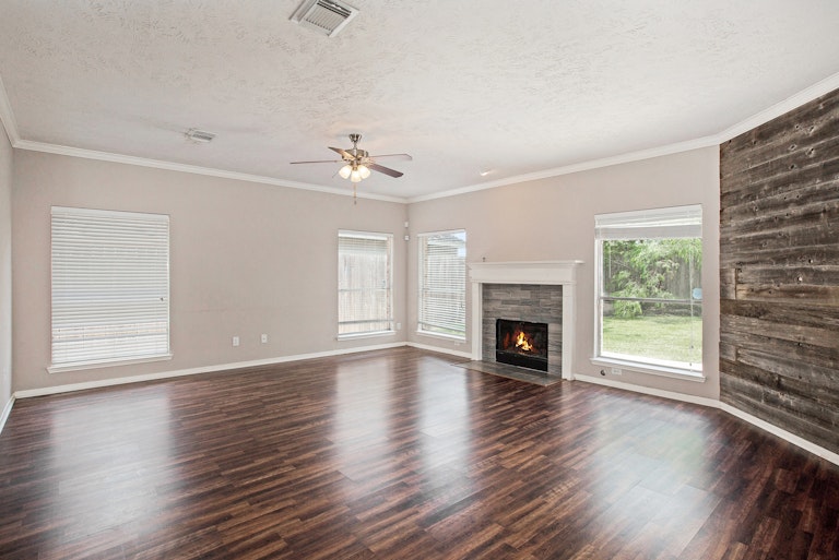 Photo 3 of 17 - 11919 Lakewood Hills Dr, Tomball, TX 77377