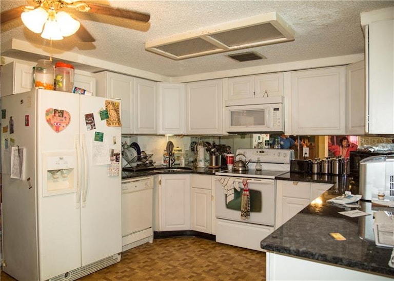 Photo 3 of 11 - 2245 Chatlin Rd, Holiday, FL 34691