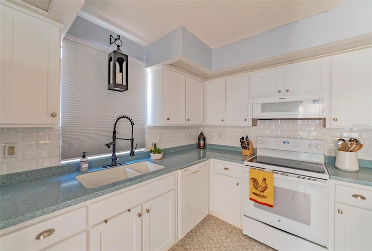 Photo 11 of 58 - 7704 Tessa Dr, Zephyrhills, FL 33540