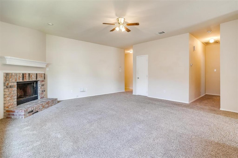 Photo 24 of 40 - 7302 Fossil Creek Dr, Arlington, TX 76002