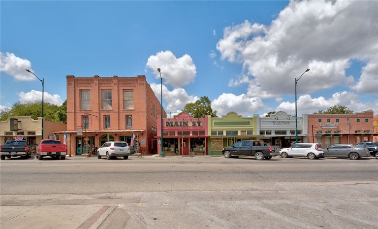 Photo 26 of 40 - 495 Sandstone Trl, Buda, TX 78610