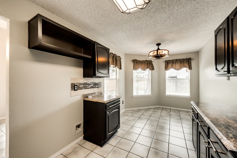Photo 9 of 23 - 1105 Cherrytree Dr, Arlington, TX 76001